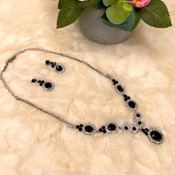 🚫🚫🌹HOST PICK🌹🌸Black & Clear Rhinestone Necklace🌸 - Picture 5 of 6
